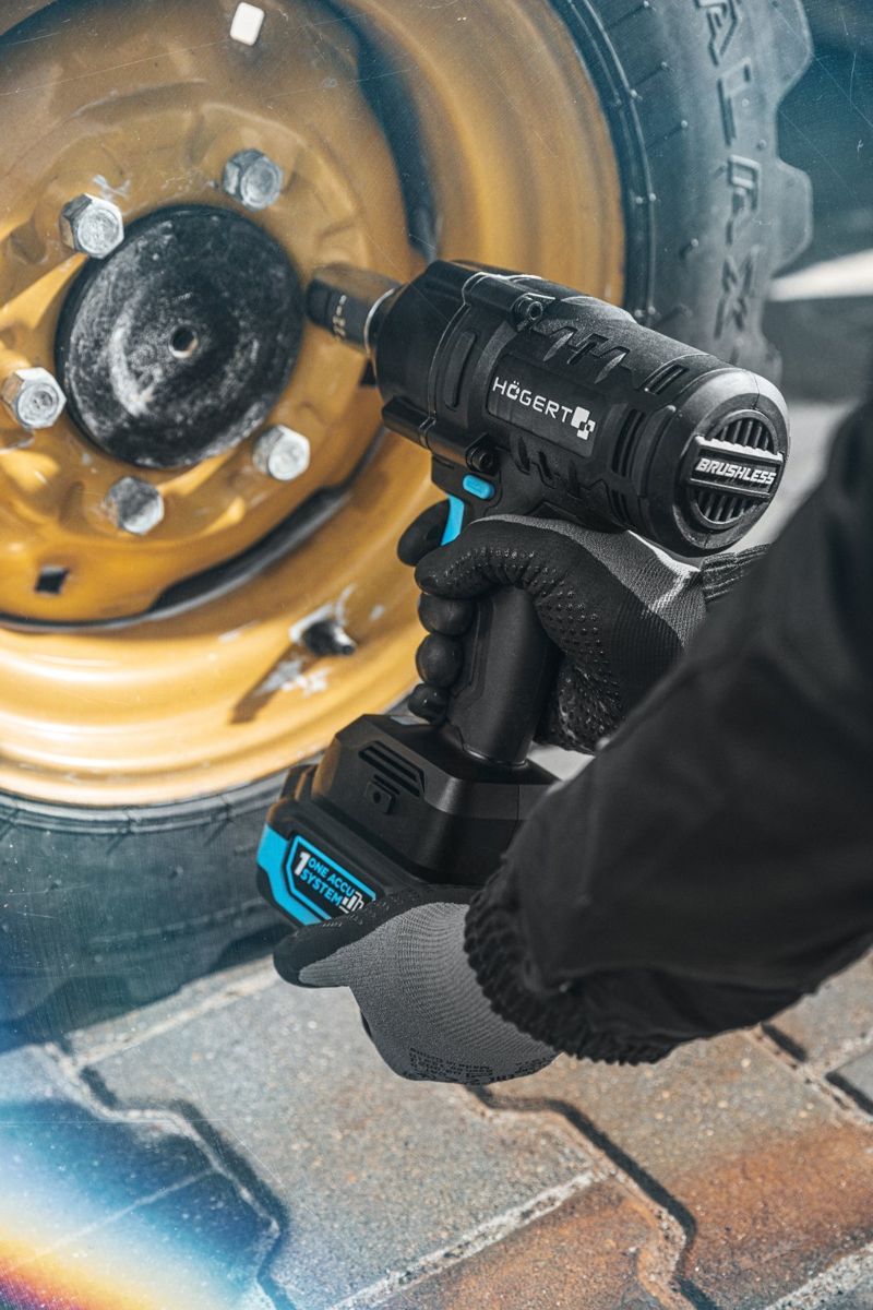 Masina de insurubat cu impact acumulator incarcator 18 V 4Ah patrat 1/2