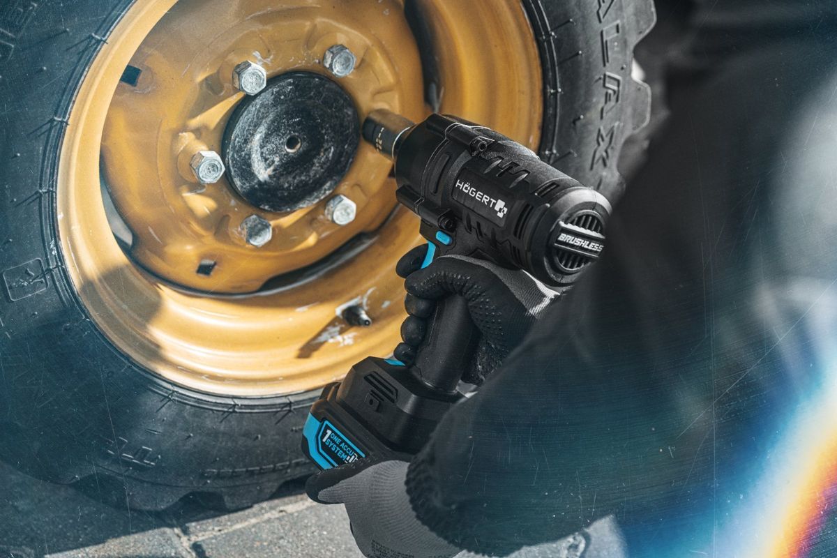 Masina de insurubat cu impact acumulator incarcator 18 V 6Ah patrat 3/4