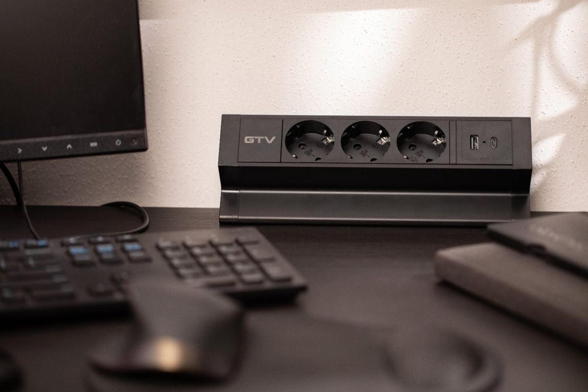 Priza mobilier Basco 3 x schuko USB A+C cablu 1.5m negru